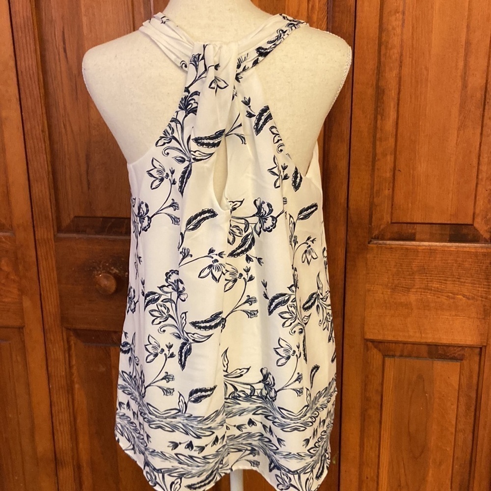 Mercer & Madison Tank Crossover Keyhole Back Career Top Navy/White Floral EUC - Picture 5 of 9